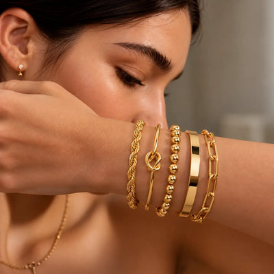 Set de 5 Pulseras Gruesas Enchapada PVD en Oro 18K - Hipoalergénicas e Impermeables